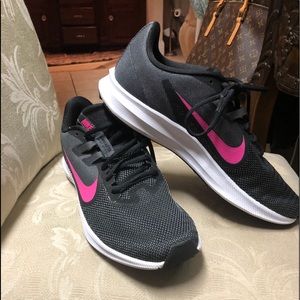 Womens Nike tennis shoes size 11